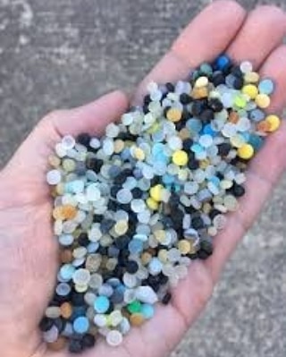 Te małe kuleczki to nic innego jak plastik z którego, robione są przedmioty, które…